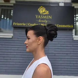 Coc înalt, lucios, în fața salonului Yasmin