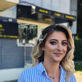 Machiaj și bucle blonde, în fața salonului