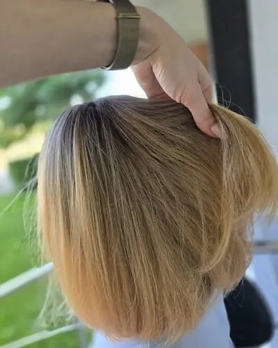 Păr blond tuns drept, la nivelul umerilor