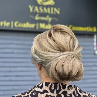 Coc lejer pe păr blond, în fața salonului Yasmin