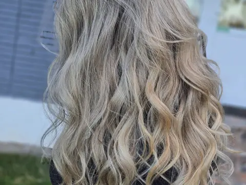 Păr lung, blond, cu bucle largi, coafat la Yasmin