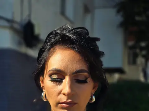 Machiaj de seară cu tuș și sclipici, realizat la Yasmin
